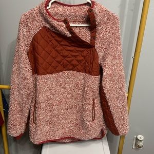 Asymetrical fleece sweatshirt.